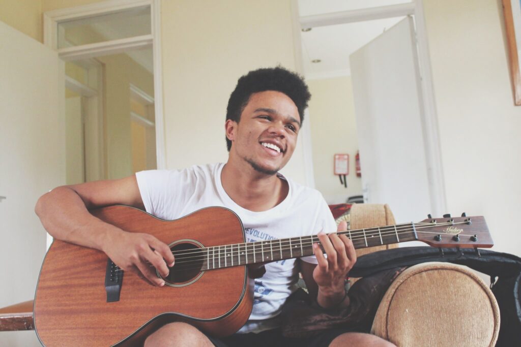 Magnus-playing-guitar-at-a-friends-house